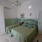 Regina 3*